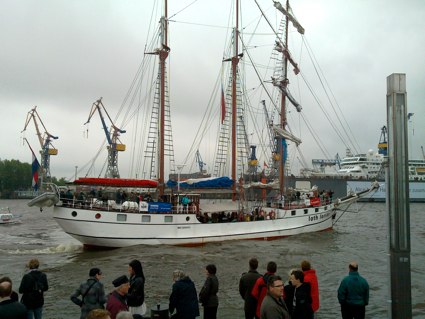 Segelschiff legt von den Landungsbrücken ab